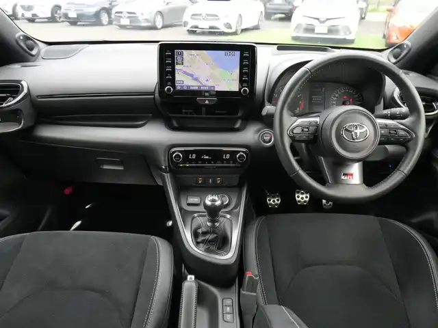 トヨタ ＧＲヤリス RZ ハイパフォーマンス 千葉県 2022(令4)年 1.8万km プラチナホワイトパールマイカ Toyota Safety Sense/・プリクラッシュセーフティ/・レーンディパーチャーアラート/・オートハイビーム/・レーダークルーズコントロール/・ブラインドスポットモニター/・RCTA（リヤクロストラフィックアラート）/ハーフレザーシート/前席シートヒーター/純正コネクティッドナビ/地デジTV/【Bluetooth接続】/バックカメラ/ドライブレコーダー（前後撮影）【DC-DR652】/革巻きステアリング/ステアリングヒーター/ステアリングスイッチ/ETC（2.0）/LEDヘッドライト/ウインカーミラー/クリアランスソナー/純正18インチアルミホイル/サイド/カーテンエアバッグ/スマートキー