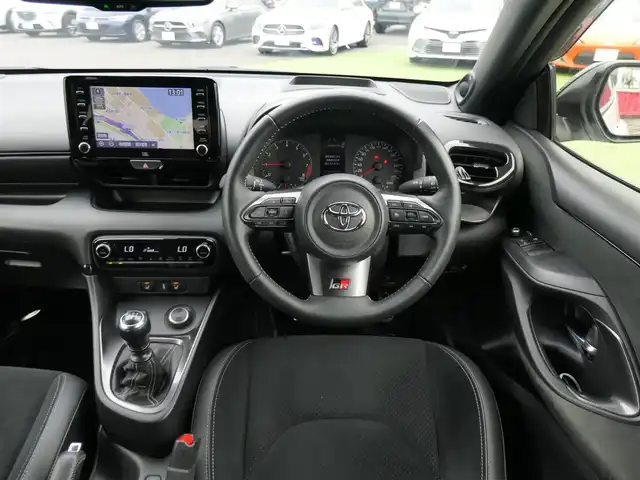 トヨタ ＧＲヤリス RZ ハイパフォーマンス 千葉県 2022(令4)年 1.8万km プラチナホワイトパールマイカ Toyota Safety Sense/・プリクラッシュセーフティ/・レーンディパーチャーアラート/・オートハイビーム/・レーダークルーズコントロール/・ブラインドスポットモニター/・RCTA（リヤクロストラフィックアラート）/ハーフレザーシート/前席シートヒーター/純正コネクティッドナビ/地デジTV/【Bluetooth接続】/バックカメラ/ドライブレコーダー（前後撮影）【DC-DR652】/革巻きステアリング/ステアリングヒーター/ステアリングスイッチ/ETC（2.0）/LEDヘッドライト/ウインカーミラー/クリアランスソナー/純正18インチアルミホイル/サイド/カーテンエアバッグ/スマートキー