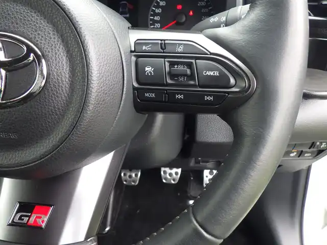 トヨタ ＧＲヤリス RZ ハイパフォーマンス 千葉県 2022(令4)年 1.8万km プラチナホワイトパールマイカ Toyota Safety Sense/・プリクラッシュセーフティ/・レーンディパーチャーアラート/・オートハイビーム/・レーダークルーズコントロール/・ブラインドスポットモニター/・RCTA（リヤクロストラフィックアラート）/ハーフレザーシート/前席シートヒーター/純正コネクティッドナビ/地デジTV/【Bluetooth接続】/バックカメラ/ドライブレコーダー（前後撮影）【DC-DR652】/革巻きステアリング/ステアリングヒーター/ステアリングスイッチ/ETC（2.0）/LEDヘッドライト/ウインカーミラー/クリアランスソナー/純正18インチアルミホイル/サイド/カーテンエアバッグ/スマートキー