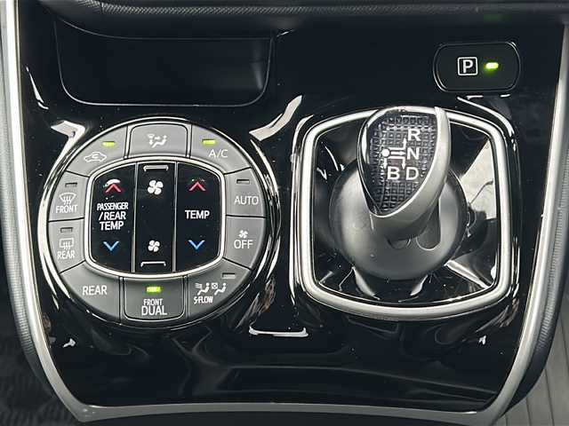 トヨタ ヴォクシー ハイブリッド ZS 煌Ⅲ 三重県 2021(令3)年 4.1万km ホワイトパールクリスタルシャイン 純正9型ナビ /バックカメラ /両側パワースライドドア/ビルトインETC /前席シートヒーター /前後コーナーセンサー /前後ドライブレコーダー/USB給電 /LEDヘッドライト/オートハイビーム /オートライト/トヨタセーフティセンス /クルーズコントロール /レーンキープアシスト/衝突軽減ブレーキ/純正フロアマット/ハーフレザーシート/電動格納ミラー/禁煙車