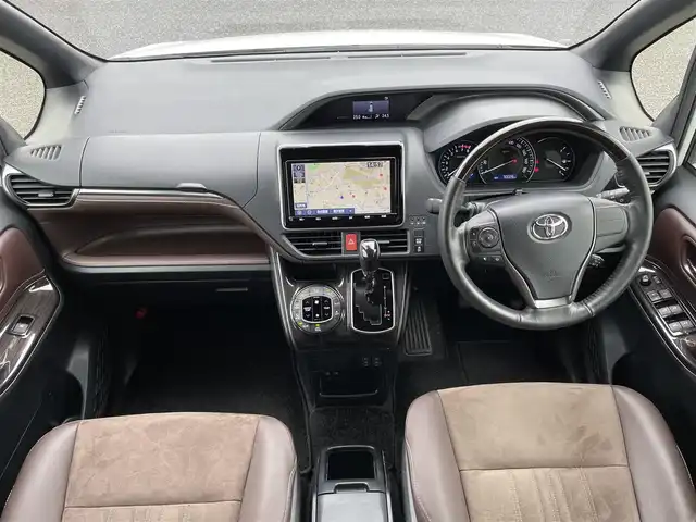 トヨタ エスクァイア Gi プレミアムパッケージ 千葉県 2018(平30)年 7万km ホワイトパールクリスタルシャイン 純正9インチSDナビ/(フルセグＴＶ/Bluetooth/CD/DVD)/バックカメラ/衝突被害軽減システム/車線逸脱警報/クルーズコントロール/フリップダウンモニター/レザーシート/両側パワースライドドア/横滑り防止装置/ETC/ドライブレコーダー/アイドリングストップ/LEDヘッドライト/フォグランプ/オートライト/ウィンカーミラー/電動格納ミラー/純正15インチAW/シートヒーター/シートリフター/ステアリングヒーター/プッシュスタート/スマートキー/フロアマット/ドアバイザー/取扱説明書/保証書