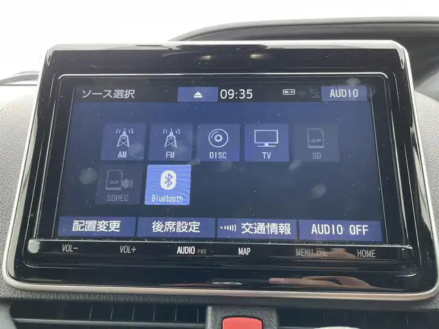 トヨタ エスクァイア Gi プレミアムパッケージ 千葉県 2018(平30)年 7万km ホワイトパールクリスタルシャイン 純正9インチSDナビ/(フルセグＴＶ/Bluetooth/CD/DVD)/バックカメラ/衝突被害軽減システム/車線逸脱警報/クルーズコントロール/フリップダウンモニター/レザーシート/両側パワースライドドア/横滑り防止装置/ETC/ドライブレコーダー/アイドリングストップ/LEDヘッドライト/フォグランプ/オートライト/ウィンカーミラー/電動格納ミラー/純正15インチAW/シートヒーター/シートリフター/ステアリングヒーター/プッシュスタート/スマートキー/フロアマット/ドアバイザー/取扱説明書/保証書