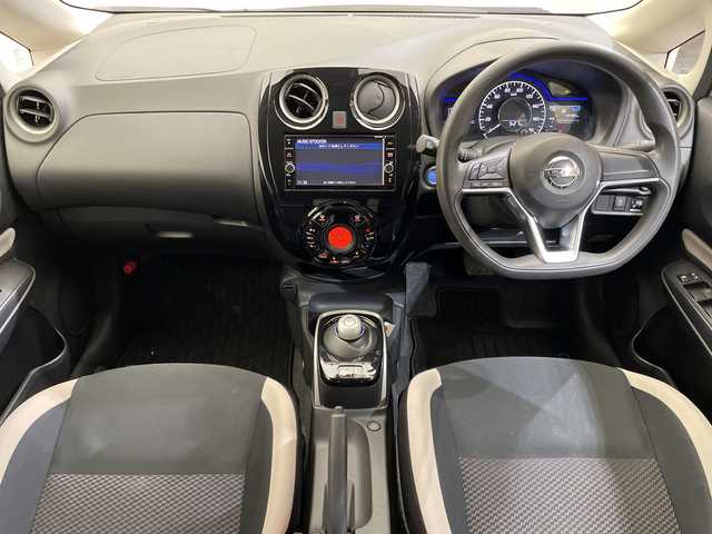 日産 ノート e－パワー X 愛媛県 2018(平30)年 4.4万km ブリリアントホワイトパール 純正ナビ/Bluetooth/DVD再生可/ドライブレコーダー//デジタルインナーミラー/アラウンドビューモニター/標識検知機能（進入禁止標識検知、最高速度標識検知、一時停止標識検知）/インテリジェント LI （車線逸脱防止支援システム）