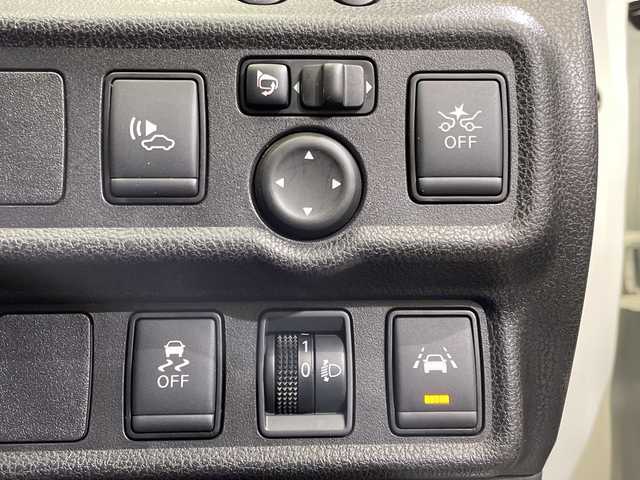 日産 ノート e－パワー X 愛媛県 2018(平30)年 4.4万km ブリリアントホワイトパール 純正ナビ/Bluetooth/DVD再生可/ドライブレコーダー//デジタルインナーミラー/アラウンドビューモニター/標識検知機能（進入禁止標識検知、最高速度標識検知、一時停止標識検知）/インテリジェント LI （車線逸脱防止支援システム）