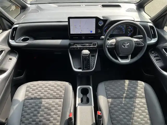 トヨタ ヴォクシー ハイブリッド S－Z 滋賀県 2023(令5)年 2.7万km アティチュードブラックマイカ 禁煙車/10.5インチディスプレイオーディオ/純正フリップダウンモニター/デジタルミラー/前後ドライブレコーダー/ETC2.0/両側パワースライドドア/トヨタセーフティセンス/・プリクラッシュセーフティ/・レーンディパーチャーアラート/・オートマチックハイビーム/・ドライバー異常時対応システム/・発進遅れ告知機能/・レーントレーシングアシスト/・レーダークルーズコントロール/・ロードサインアシスト/・プロアクティブドライビングアシスト/スマートキー/LEDライト/シートヒーター