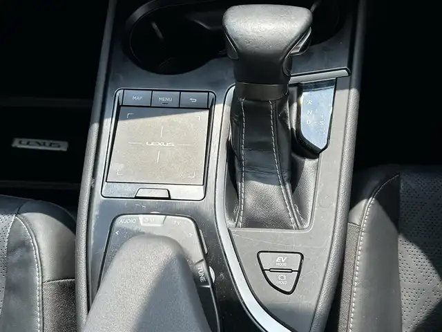 レクサス ＵＸ 250h バージョンL 愛知県 2020(令2)年 3.7万km マーキュリーグレーマイカ 純正ナビ/　（AM/FM/CD/DVD/BT）/フルセグTV/全方位カメラ/Lexus Safety System＋/・プリクラッシュセーフティ/・レーントレーシングアシスト（LTA）/・ロードサインアシスト（RSA）/ビルトインETC/レーダークルーズコントロール/D/N席シートヒーター/D/N席シートクーラー/ハンドルヒーター/ハンズフリーパワーバックドア/LEDヘッドライト/充電用USB/タイプC/スマートキー/純正フロアマット/純正アルミホイール