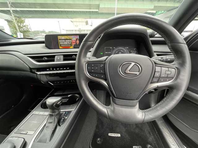 レクサス ＵＸ 250h バージョンL 愛知県 2020(令2)年 3.7万km マーキュリーグレーマイカ 純正ナビ/　（AM/FM/CD/DVD/BT）/フルセグTV/全方位カメラ/Lexus Safety System＋/・プリクラッシュセーフティ/・レーントレーシングアシスト（LTA）/・ロードサインアシスト（RSA）/ビルトインETC/レーダークルーズコントロール/D/N席シートヒーター/D/N席シートクーラー/ハンドルヒーター/ハンズフリーパワーバックドア/LEDヘッドライト/充電用USB/タイプC/スマートキー/純正フロアマット/純正アルミホイール