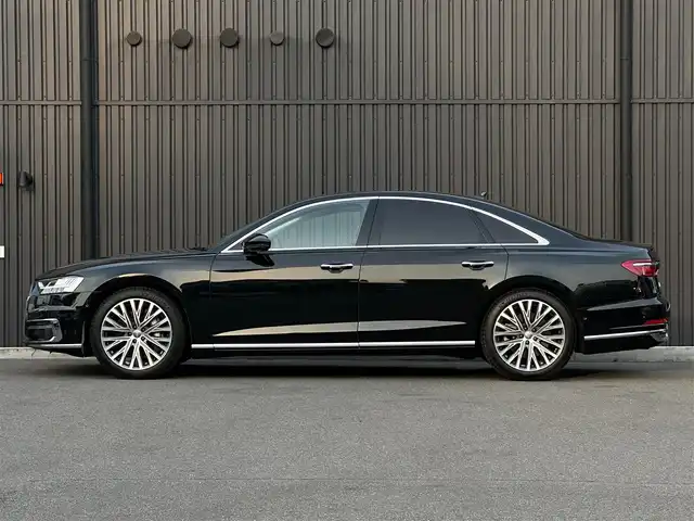 アウディ Ａ８ 55TFSIクワトロ 福島県 2019(令1)年 2.4万km ミトスブラックメタリック アシスタンスパッケージ/・フロントクロストラフィックアシスト/・アダプティブウインドウスクリーンワイパー/・センターエアバッグ/コンフォートパッケージ/・インディビジュアル電動シート（リヤ）/・コンフォートヘッドレスト（リヤ）/・シートヒーター（リヤ）/・ランバーサポート（リヤサイドシート）/・シートベンチレーション　マッサージ機能（フロント）/・4ゾーン デラックスオートマチック/　エアコンディショナー/・トランクスルー機能/・パワークロージングドア/・マトリクスLEDインテリアライト/・リヤシートリモート/・ミュージックインターフェイスリヤ/純正MMIナビ/全方位カメラ/フルセグTV/アダプティブクルーズコントロール/サイドアシスト/バルコナレザーシート（茶）/全席パワーシート/ヘッドアップディスプレイ/Bang & Olufsenサウンドシステム/プライバシーガラス/OP20インチAW/アンビエントライト/サマータイヤのみ積込（265/40/20）/社外レーダー/取扱説明書/保証書