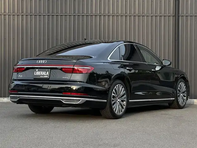 アウディ Ａ８ 55TFSIクワトロ 福島県 2019(令1)年 2.4万km ミトスブラックメタリック アシスタンスパッケージ/・フロントクロストラフィックアシスト/・アダプティブウインドウスクリーンワイパー/・センターエアバッグ/コンフォートパッケージ/・インディビジュアル電動シート（リヤ）/・コンフォートヘッドレスト（リヤ）/・シートヒーター（リヤ）/・ランバーサポート（リヤサイドシート）/・シートベンチレーション　マッサージ機能（フロント）/・4ゾーン デラックスオートマチック/　エアコンディショナー/・トランクスルー機能/・パワークロージングドア/・マトリクスLEDインテリアライト/・リヤシートリモート/・ミュージックインターフェイスリヤ/純正MMIナビ/全方位カメラ/フルセグTV/アダプティブクルーズコントロール/サイドアシスト/バルコナレザーシート（茶）/全席パワーシート/ヘッドアップディスプレイ/Bang & Olufsenサウンドシステム/プライバシーガラス/OP20インチAW/アンビエントライト/サマータイヤのみ積込（265/40/20）/社外レーダー/取扱説明書/保証書