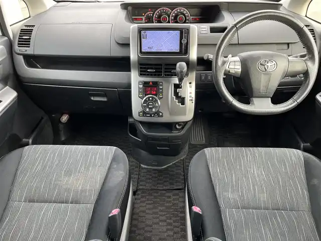 トヨタ ヴォクシー ZS 煌Ⅱ 奈良県 2012(平24)年 10.1万km ホワイトパールクリスタルシャイン ナビ　/フルセグＴＶ　/BT/CD/DVD/SD/両側パワースライドドア　/バックカメラ　/ビルトインＥＴＣ　/ＡＡＣ　/フリップダウンモニター　/前後ドライブレコーダー　/スマートキー　/ＬＥＤヘッドライト　/オートライト/純正１６インチアルミホイール/フロアマット