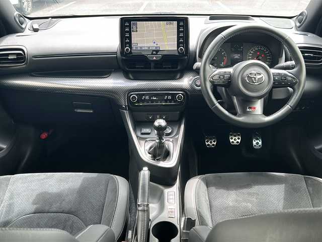 トヨタ ＧＲヤリス RZ ハイパフォーマンス 岐阜県 2020(令2)年 2.5万km エモーショナルレッドⅡ /純正ディスプレイオーディオ/（AM/FM/BT/USB/フルセグTV/Miracast)/(Apple CarPlay/Android Auto)/(8スピーカーJBLサウンドシステム)/(アクティブノイズコントロール)//前後ドライブレコーダー//プレミアムスポーツシート//カラーヘッドアップディスプレイ//OP GRエアロパーツセット/(フロント/サイド/リア)//OP GRスポーツマフラー//TOYOTA Safety Sense/(プリクラッシュセーフティ)/(レーントレーシングアシスト)/(レーダークルーズコントロール)/(オートマチックハイビーム)/(ロードサインアシスト)//予防安全パッケージ/（クリアランスソナー＆バックソナー）/（リヤクロストラフィックアラート）/（タイヤ空気圧警報システム）//インテリジェントクリアランスソナー//ブラインドスポットモニター//先行車発進告知機能//セカンダリーコリジョンブレーキ//バックガイドモニター//自動防眩インナーミラー//ヒルスタートアシストコントロール//メーカーOP/(前席シートヒーター＆ステアリングヒーター)//スペアキー×１//ビルトインETC2.0//純正18インチアルミホイール//純正フロアマット