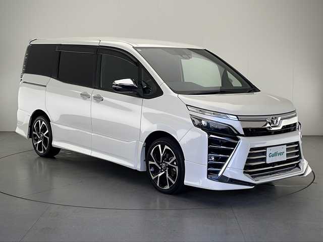 トヨタ ヴォクシー ZS 煌 熊本県 2018(平30)年 4.9万km ホワイトパールクリスタルシャイン ワンオーナー/Toyota Safety Sense/〇プリクラシュセーフティ/〇レーンディパーチャーアラート/〇オートマチックハイビーム/〇先行車発進告知/TRDエアロ/純正10インチSDナビ/フルセグTV/CD/DVD/Bluetooth/HDMI/バックカメラ/純正12.1型後席ディスプレイ（V12T-R66C)/両側パワースライドドア/クルーズコントロール/LEDヘッドライト/ビルトインETC2.0/純正18インチAW/ドライブレコーダー/アイドリングストップ