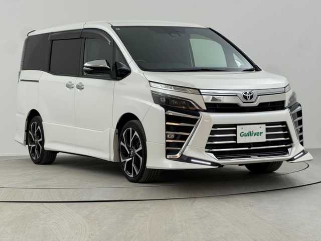 トヨタ ヴォクシー ZS 煌 熊本県 2018(平30)年 4.9万km ホワイトパールクリスタルシャイン ワンオーナー/Toyota Safety Sense/〇プリクラシュセーフティ/〇レーンディパーチャーアラート/〇オートマチックハイビーム/〇先行車発進告知/TRDエアロ/純正10インチSDナビ/フルセグTV/CD/DVD/Bluetooth/HDMI/バックカメラ/純正12.1型後席ディスプレイ（V12T-R66C)/両側パワースライドドア/クルーズコントロール/LEDヘッドライト/ビルトインETC2.0/純正18インチAW/ドライブレコーダー/アイドリングストップ