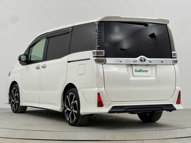 トヨタ ヴォクシー ZS 煌 熊本県 2018(平30)年 4.9万km ホワイトパールクリスタルシャイン ワンオーナー/Toyota Safety Sense/〇プリクラシュセーフティ/〇レーンディパーチャーアラート/〇オートマチックハイビーム/〇先行車発進告知/TRDエアロ/純正10インチSDナビ/フルセグTV/CD/DVD/Bluetooth/HDMI/バックカメラ/純正12.1型後席ディスプレイ（V12T-R66C)/両側パワースライドドア/クルーズコントロール/LEDヘッドライト/ビルトインETC2.0/純正18インチAW/ドライブレコーダー/アイドリングストップ