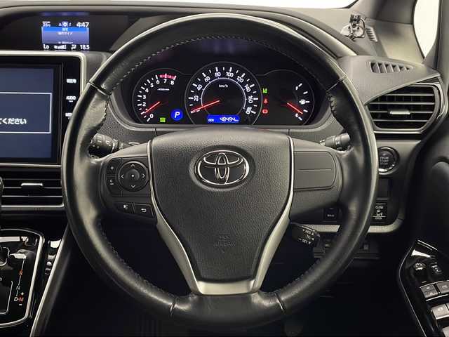 トヨタ ヴォクシー ZS 煌 熊本県 2018(平30)年 4.9万km ホワイトパールクリスタルシャイン ワンオーナー/Toyota Safety Sense/〇プリクラシュセーフティ/〇レーンディパーチャーアラート/〇オートマチックハイビーム/〇先行車発進告知/TRDエアロ/純正10インチSDナビ/フルセグTV/CD/DVD/Bluetooth/HDMI/バックカメラ/純正12.1型後席ディスプレイ（V12T-R66C)/両側パワースライドドア/クルーズコントロール/LEDヘッドライト/ビルトインETC2.0/純正18インチAW/ドライブレコーダー/アイドリングストップ