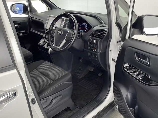 トヨタ ヴォクシー ZS 煌 熊本県 2018(平30)年 4.9万km ホワイトパールクリスタルシャイン ワンオーナー/Toyota Safety Sense/〇プリクラシュセーフティ/〇レーンディパーチャーアラート/〇オートマチックハイビーム/〇先行車発進告知/TRDエアロ/純正10インチSDナビ/フルセグTV/CD/DVD/Bluetooth/HDMI/バックカメラ/純正12.1型後席ディスプレイ（V12T-R66C)/両側パワースライドドア/クルーズコントロール/LEDヘッドライト/ビルトインETC2.0/純正18インチAW/ドライブレコーダー/アイドリングストップ