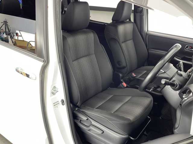 トヨタ ヴォクシー ZS 煌 熊本県 2018(平30)年 4.9万km ホワイトパールクリスタルシャイン ワンオーナー/Toyota Safety Sense/〇プリクラシュセーフティ/〇レーンディパーチャーアラート/〇オートマチックハイビーム/〇先行車発進告知/TRDエアロ/純正10インチSDナビ/フルセグTV/CD/DVD/Bluetooth/HDMI/バックカメラ/純正12.1型後席ディスプレイ（V12T-R66C)/両側パワースライドドア/クルーズコントロール/LEDヘッドライト/ビルトインETC2.0/純正18インチAW/ドライブレコーダー/アイドリングストップ