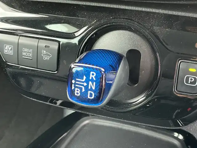 トヨタ プリウス A プレミアム　ツーリングセレ 千葉県 2019(令1)年 1.4万km エモーショナルレッドⅡ 純正9インチナビ/(フルセグTV/BT/CD/DVD/FM/AM)/バックカメラ/ブラインドスポットモニター/パーキングアシスト/ヘッドアップディスプレイ/ドライブレコーダー/衝突被害軽減システム/車線逸脱警報/レーダークルーズコントロール/レザーシート/横滑り防止装置/ビルトインETC2.0/アイドリングストップ/LEDヘッドライト/フォグランプ/オートライト/ウィンカーミラー/電動格納ミラー/純正17インチAW/シートヒーター/エアシート/シートリフター/プッシュスタート/スマートキー/フロアマット/ドアバイザー