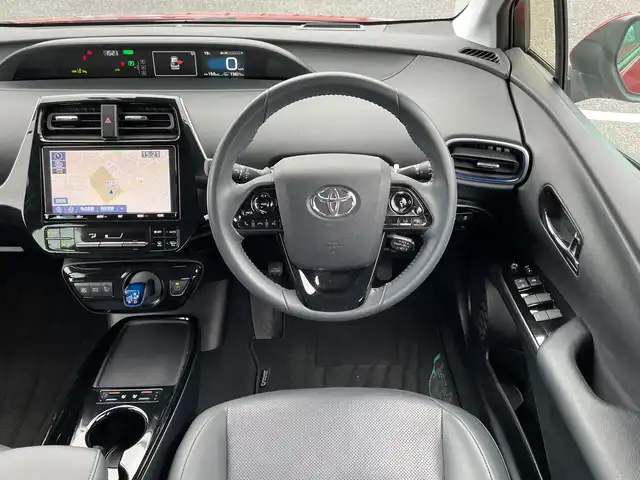 トヨタ プリウス A プレミアム　ツーリングセレ 千葉県 2019(令1)年 1.4万km エモーショナルレッドⅡ 純正9インチナビ/(フルセグTV/BT/CD/DVD/FM/AM)/バックカメラ/ブラインドスポットモニター/パーキングアシスト/ヘッドアップディスプレイ/ドライブレコーダー/衝突被害軽減システム/車線逸脱警報/レーダークルーズコントロール/レザーシート/横滑り防止装置/ビルトインETC2.0/アイドリングストップ/LEDヘッドライト/フォグランプ/オートライト/ウィンカーミラー/電動格納ミラー/純正17インチAW/シートヒーター/エアシート/シートリフター/プッシュスタート/スマートキー/フロアマット/ドアバイザー