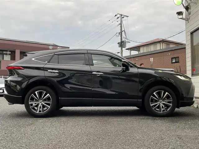 トヨタ ハリアー G 福岡県 2023(令5)年 4.1万km プレシャスブラックパール ワンオーナー/純正8インチコネクティッドナビ/　（AM/FM/Miracast/Bluetooth/フルセグTV/ナビ有）/バックカメラ/トヨタセーフティセンス/・プリクラッシュセーフティ/・レーントレーシングアシスト/・オートマチックハイビーム/・ロードサインアシスト/・レーダークルーズコントロール/・先行車発進告知機能/ブラインドスポットモニター/横滑り防止装置/オートライト/クリアランスソナー/コーナーセンサー/純正18インチアルミホイール/パワーバックドア/黒色ハーフレザーシート/ドラレコ付きデジタルインナーミラー/パワーシート（D席）/ビルトインETC/純正フロアマット/プッシュスタート/電格ウインカーミラー/ドアバイザー/USB-C端子×5/アクセサリーソケット/ISOFIX/保証書/取扱説明書/ナビ取扱説明書