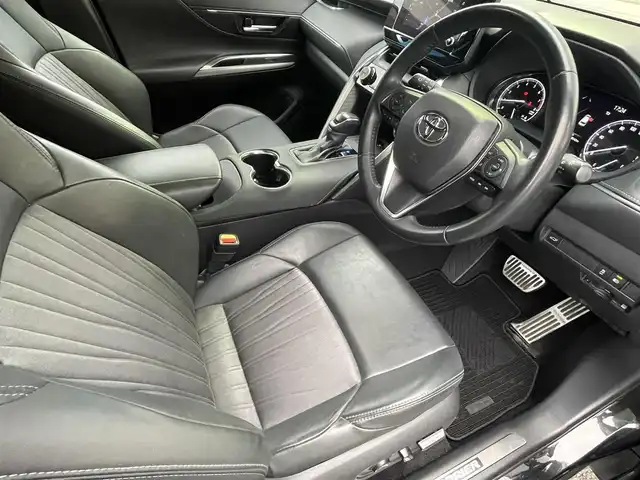 トヨタ ハリアー G 福岡県 2023(令5)年 4.1万km プレシャスブラックパール ワンオーナー/純正8インチコネクティッドナビ/　（AM/FM/Miracast/Bluetooth/フルセグTV/ナビ有）/バックカメラ/トヨタセーフティセンス/・プリクラッシュセーフティ/・レーントレーシングアシスト/・オートマチックハイビーム/・ロードサインアシスト/・レーダークルーズコントロール/・先行車発進告知機能/ブラインドスポットモニター/横滑り防止装置/オートライト/クリアランスソナー/コーナーセンサー/純正18インチアルミホイール/パワーバックドア/黒色ハーフレザーシート/ドラレコ付きデジタルインナーミラー/パワーシート（D席）/ビルトインETC/純正フロアマット/プッシュスタート/電格ウインカーミラー/ドアバイザー/USB-C端子×5/アクセサリーソケット/ISOFIX/保証書/取扱説明書/ナビ取扱説明書