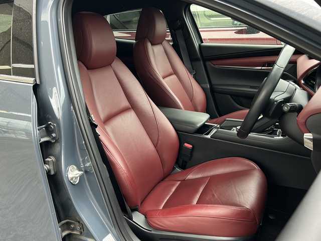 マツダ マツダ３ファストバック 20S バーガンディセレクション 岩手県 2020(令2)年 5.6万km セラミックM 4WD/ワンオーナー /純正ナビ /DVD再生/フルセグTV/赤革シート /ETC /バックカメラ /運転席パワーシート /前席シートヒーター /ステアリングヒーター /ステアリングスイッチ/社外前後ドラレコ /革巻きステアリング/レーダークルコン/オートライト/オートハイビーム/パドルシフト/ドアバイザー/フロアマット/リアワイパー/衝突軽減装置/保証書