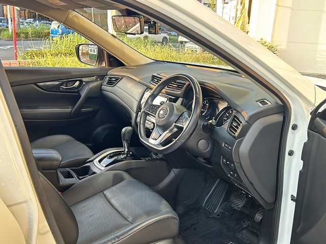 日産 エクストレイル 20X 静岡県 2018(平30)年 4.6万km ブリリアントホワイトパール 純正メモリナビ/・CD/・DVD/・フルセグTV/・Bluetooth/・AM/・FM/主要装備/・3列シート/・追従クルコン/・全方位カメラ/・ETC/・前後ドラレコ/・電動リアゲート/・コーナーセンサー前後/・オートライト/・フォグランプ/・ステアリングスイッチ/・電動パーキングブレーキ/・オートホールド/・デジタルインナーミラー/・純正フロアマット/・純正アルミホイール/・レザーシート/・スマートキー/・プッシュスタート