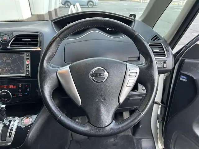 日産 セレナ ハイウェイスター Jパッケージ 静岡県 2011(平23)年 14万km ブリリアントホワイトパール HIDヘッドライト/革巻きステアリングホイール/純正SDナビ/ETC/フリップダウンモニター/両側パワースライドドア/ウォークスルー/純正フロアマット/純正AW/ステアリングスイッチ/コーナーセンサー/クルーズコントロール/プッシュスタート