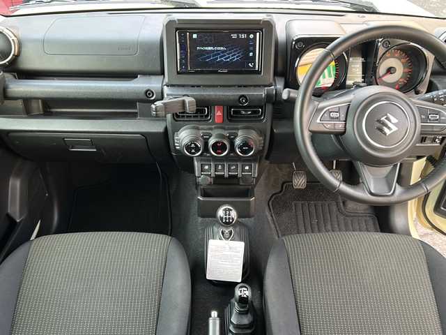 スズキ ジムニー XC 道央・札幌 2023(令5)年 2万km シフォンアイボリーM 社外ディプレイオーディオ（AM/FM/CD/DVD/BT/USB/AUX）/ドライブレコーダー前後/バックカメラ/クルーズコントロール/レーンアシスト/衝突被害軽減ブレーキ/ヘッドライトウォッシャー/シートヒーター（運転席、助手席）/オートエアコン/ダウンヒルアシストコントロール/横滑り防止装置/オートライト/電動格納ミラー/プッシュスタート/セキュリティアラーム