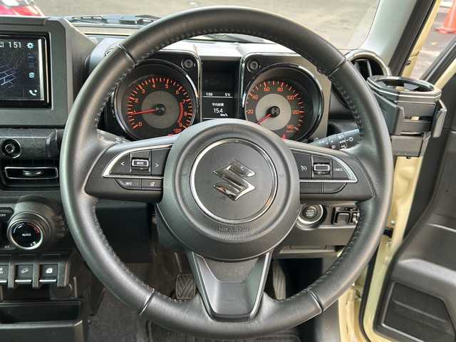 スズキ ジムニー XC 道央・札幌 2023(令5)年 2万km シフォンアイボリーM 社外ディプレイオーディオ（AM/FM/CD/DVD/BT/USB/AUX）/ドライブレコーダー前後/バックカメラ/クルーズコントロール/レーンアシスト/衝突被害軽減ブレーキ/ヘッドライトウォッシャー/シートヒーター（運転席、助手席）/オートエアコン/ダウンヒルアシストコントロール/横滑り防止装置/オートライト/電動格納ミラー/プッシュスタート/セキュリティアラーム