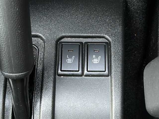 スズキ ジムニー XC 道央・札幌 2023(令5)年 2万km シフォンアイボリーM 社外ディプレイオーディオ（AM/FM/CD/DVD/BT/USB/AUX）/ドライブレコーダー前後/バックカメラ/クルーズコントロール/レーンアシスト/衝突被害軽減ブレーキ/ヘッドライトウォッシャー/シートヒーター（運転席、助手席）/オートエアコン/ダウンヒルアシストコントロール/横滑り防止装置/オートライト/電動格納ミラー/プッシュスタート/セキュリティアラーム