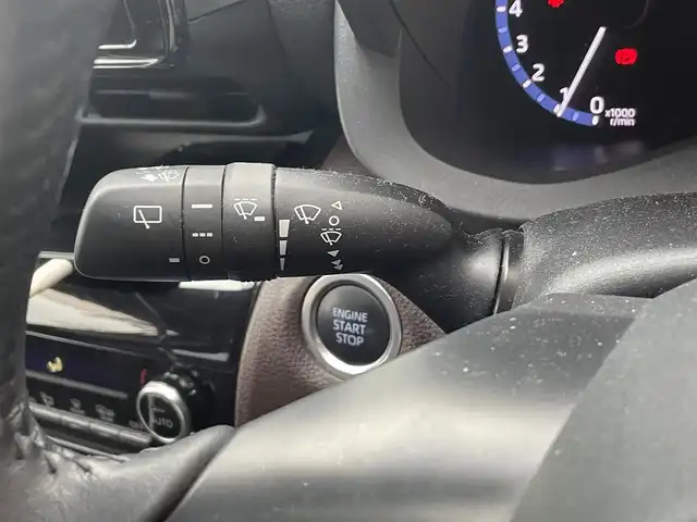 トヨタ ヤリスクロス Z 佐賀県 2021(令3)年 5.9万km ホワイトパールクリスタルシャイン モデリスタエアロ(F/S/R)/トヨタセーフティセンス/・プリクラッシュセーフティ/・レーダークルーズコントロール（全車速追従機能付）/・レーンディパーチャーアラート/・オートマチックハイビーム/ブラインドスポットモニター（BSM）/クリアランスソナー/純正ディスプレイオーディオ/・フルセグTV/Bluetooth/パノラミックビューモニター/ETC/純正18インチAW/革巻ステアリング/ステアリングスイッチ/電動パーキングスイッチ/黒革調シートカバー/パワーシート/前席シートヒーター/LEDヘッドランプ/前後ドラレコ(DC-DR652)/プッシュスタート/スペアキー×1/取扱説明書/保証書