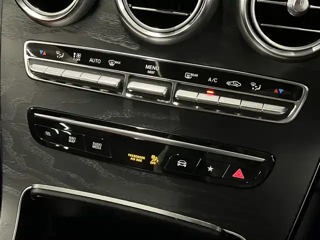 メルセデス・ベンツ ＧＬＣ２２０ d 4マチック AMGライン 山形県 2019(令1)年 7.6万km オブシディアンブラック パノラマSR/AMGライン/・マルチビームLEDヘッドライト/・アダプティブハイビームアシストプラス/・AIR BODY CONTROLサスペンション/レーダーセーフティパッケージ/・アクティブステアリングアシスト/・アクティブレーンチェンジングアシスト/・アクティブブラインドスポットアシスト/・アクティブレーンキーピングアシスト/クランベリーレッド/ブラックレザー/アテンションアシスト/パークトロニック/Burmesterサラウンドサウンドシステム/シートヒーターALL/ダイレクトセレクト/純正ナビ/・フルセグTV/Bluetooth/レインセンサー/パワーバックドア/フットオープナー/ETC2.0/アンビエントライト/ワイヤレス充電/ドライブレコーダー/道路標識アシスト/ヘッドアップディスプレイ