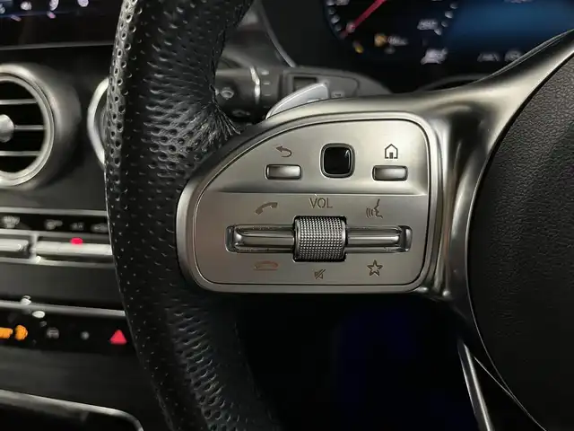 メルセデス・ベンツ ＧＬＣ２２０ d 4マチック AMGライン 山形県 2019(令1)年 7.6万km オブシディアンブラック パノラマSR/AMGライン/・マルチビームLEDヘッドライト/・アダプティブハイビームアシストプラス/・AIR BODY CONTROLサスペンション/レーダーセーフティパッケージ/・アクティブステアリングアシスト/・アクティブレーンチェンジングアシスト/・アクティブブラインドスポットアシスト/・アクティブレーンキーピングアシスト/クランベリーレッド/ブラックレザー/アテンションアシスト/パークトロニック/Burmesterサラウンドサウンドシステム/シートヒーターALL/ダイレクトセレクト/純正ナビ/・フルセグTV/Bluetooth/レインセンサー/パワーバックドア/フットオープナー/ETC2.0/アンビエントライト/ワイヤレス充電/ドライブレコーダー/道路標識アシスト/ヘッドアップディスプレイ