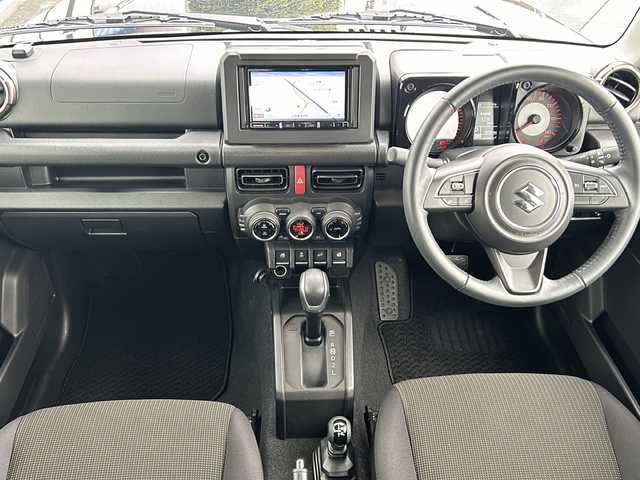 スズキ ジムニー XC 山形県 2024(令6)年 1.7万km ブルーイッシュブラックパール3 禁煙車/４WD/デュアルセンサーブレーキ/レーンキープアシスト/横滑り防止装置/クルーズコントロール/社外SDナビ/（Bluetooth/フルセグ/DVD/AM/FM)/ステアリングスイッチ/アイドリングストップ/前席シートヒーター/ETC/社外フロアマット/オートLEDヘッドライト/フォグランプ/背面タイヤ/社外スタッドレスタイヤ車載/（175/80/R16)5mm 4本