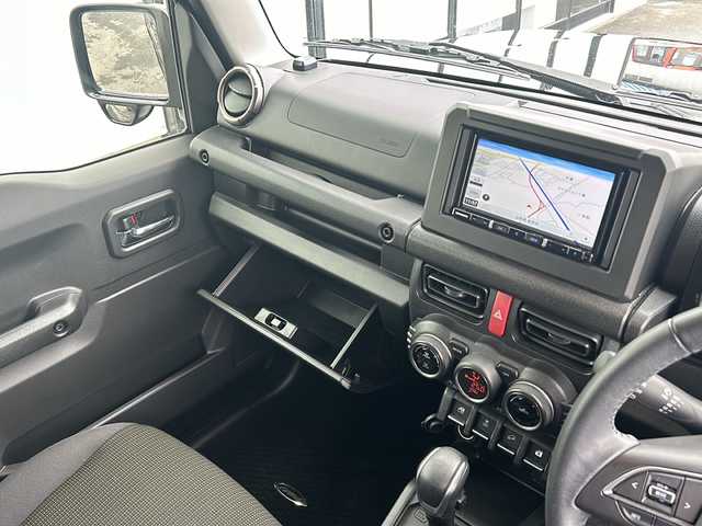 スズキ ジムニー XC 山形県 2024(令6)年 1.7万km ブルーイッシュブラックパール3 禁煙車/４WD/デュアルセンサーブレーキ/レーンキープアシスト/横滑り防止装置/クルーズコントロール/社外SDナビ/（Bluetooth/フルセグ/DVD/AM/FM)/ステアリングスイッチ/アイドリングストップ/前席シートヒーター/ETC/社外フロアマット/オートLEDヘッドライト/フォグランプ/背面タイヤ/社外スタッドレスタイヤ車載/（175/80/R16)5mm 4本