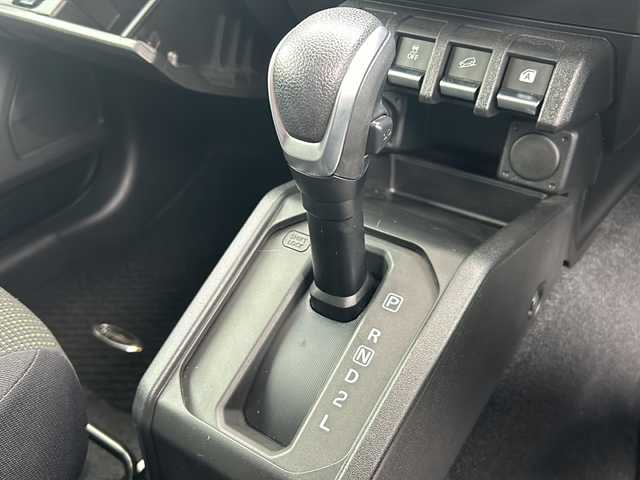 スズキ ジムニー XC 山形県 2024(令6)年 1.7万km ブルーイッシュブラックパール3 禁煙車/４WD/デュアルセンサーブレーキ/レーンキープアシスト/横滑り防止装置/クルーズコントロール/社外SDナビ/（Bluetooth/フルセグ/DVD/AM/FM)/ステアリングスイッチ/アイドリングストップ/前席シートヒーター/ETC/社外フロアマット/オートLEDヘッドライト/フォグランプ/背面タイヤ/社外スタッドレスタイヤ車載/（175/80/R16)5mm 4本