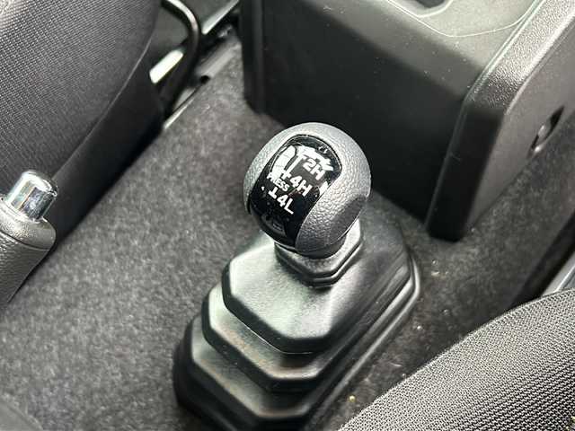 スズキ ジムニー XC 山形県 2024(令6)年 1.7万km ブルーイッシュブラックパール3 禁煙車/４WD/デュアルセンサーブレーキ/レーンキープアシスト/横滑り防止装置/クルーズコントロール/社外SDナビ/（Bluetooth/フルセグ/DVD/AM/FM)/ステアリングスイッチ/アイドリングストップ/前席シートヒーター/ETC/社外フロアマット/オートLEDヘッドライト/フォグランプ/背面タイヤ/社外スタッドレスタイヤ車載/（175/80/R16)5mm 4本