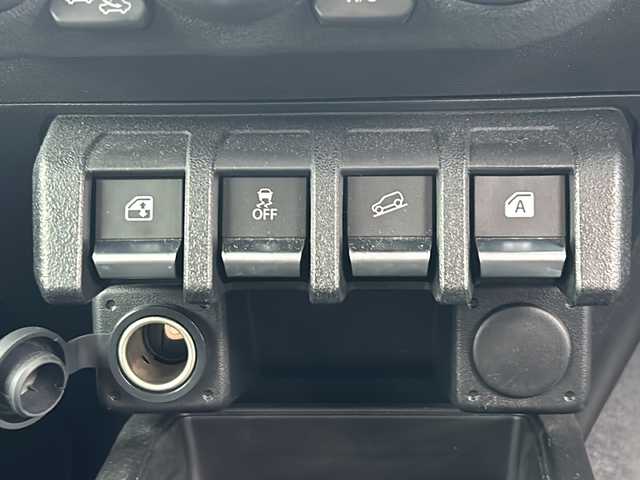 スズキ ジムニー XC 山形県 2024(令6)年 1.7万km ブルーイッシュブラックパール3 禁煙車/４WD/デュアルセンサーブレーキ/レーンキープアシスト/横滑り防止装置/クルーズコントロール/社外SDナビ/（Bluetooth/フルセグ/DVD/AM/FM)/ステアリングスイッチ/アイドリングストップ/前席シートヒーター/ETC/社外フロアマット/オートLEDヘッドライト/フォグランプ/背面タイヤ/社外スタッドレスタイヤ車載/（175/80/R16)5mm 4本