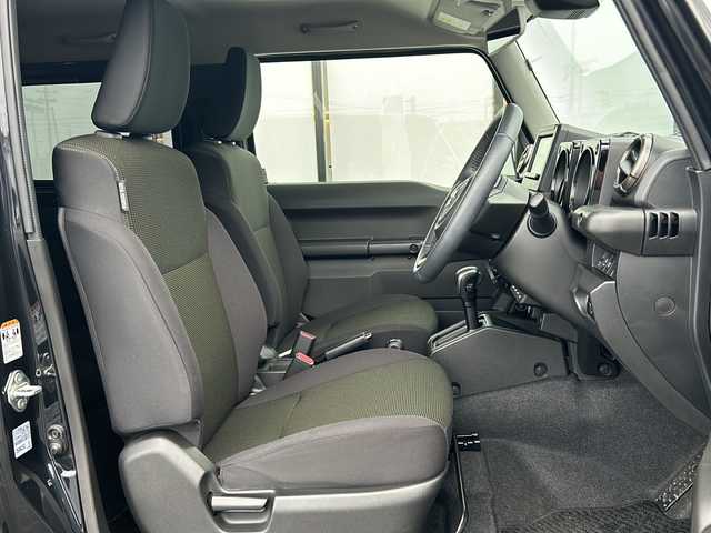 スズキ ジムニー XC 山形県 2024(令6)年 1.7万km ブルーイッシュブラックパール3 禁煙車/４WD/デュアルセンサーブレーキ/レーンキープアシスト/横滑り防止装置/クルーズコントロール/社外SDナビ/（Bluetooth/フルセグ/DVD/AM/FM)/ステアリングスイッチ/アイドリングストップ/前席シートヒーター/ETC/社外フロアマット/オートLEDヘッドライト/フォグランプ/背面タイヤ/社外スタッドレスタイヤ車載/（175/80/R16)5mm 4本