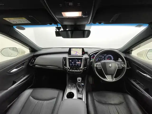 トヨタ クラウン ハイブリッド RS 熊本県 2020(令2)年 6万km ホワイトパールクリスタルシャイン 禁煙車　/純正ナビ（ＣＤ・ＤＶＤ・フルセグ・ＢＴ・ＳＤ・ＵＳＢ）/バックカメラ　/社外前後ドライブレコーダー（DC-DR651）　/ビルトインＥＴＣ　/前後クリアランスソナー　/レーダークルーズコントロール　/トヨタセーフティーセンス/・プリクラッシュセーフティ/・ブラインドスポットモニター/・フロントクロストラフィックアラート/・車線逸脱警報/・レーダークルーズコントロール/横滑り防止/前席シートヒーター/前席エアーシート/前席パワーシート/パワーバックドア/純正フロアマット/純正１８インチAW/オートライト/オートマチックハイビーム/LEDヘッドライト/スマートキー/プッシュスタート