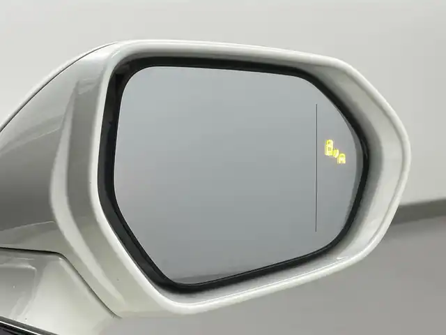 トヨタ クラウン ハイブリッド RS 熊本県 2020(令2)年 6万km ホワイトパールクリスタルシャイン 禁煙車　/純正ナビ（ＣＤ・ＤＶＤ・フルセグ・ＢＴ・ＳＤ・ＵＳＢ）/バックカメラ　/社外前後ドライブレコーダー（DC-DR651）　/ビルトインＥＴＣ　/前後クリアランスソナー　/レーダークルーズコントロール　/トヨタセーフティーセンス/・プリクラッシュセーフティ/・ブラインドスポットモニター/・フロントクロストラフィックアラート/・車線逸脱警報/・レーダークルーズコントロール/横滑り防止/前席シートヒーター/前席エアーシート/前席パワーシート/パワーバックドア/純正フロアマット/純正１８インチAW/オートライト/オートマチックハイビーム/LEDヘッドライト/スマートキー/プッシュスタート