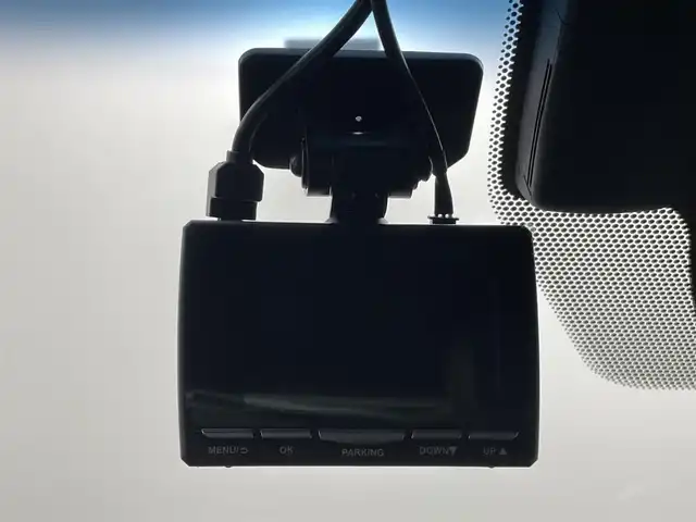 トヨタ クラウン ハイブリッド RS 熊本県 2020(令2)年 6万km ホワイトパールクリスタルシャイン 禁煙車　/純正ナビ（ＣＤ・ＤＶＤ・フルセグ・ＢＴ・ＳＤ・ＵＳＢ）/バックカメラ　/社外前後ドライブレコーダー（DC-DR651）　/ビルトインＥＴＣ　/前後クリアランスソナー　/レーダークルーズコントロール　/トヨタセーフティーセンス/・プリクラッシュセーフティ/・ブラインドスポットモニター/・フロントクロストラフィックアラート/・車線逸脱警報/・レーダークルーズコントロール/横滑り防止/前席シートヒーター/前席エアーシート/前席パワーシート/パワーバックドア/純正フロアマット/純正１８インチAW/オートライト/オートマチックハイビーム/LEDヘッドライト/スマートキー/プッシュスタート