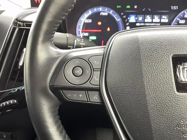 トヨタ クラウン ハイブリッド RS 熊本県 2020(令2)年 6万km ホワイトパールクリスタルシャイン 禁煙車　/純正ナビ（ＣＤ・ＤＶＤ・フルセグ・ＢＴ・ＳＤ・ＵＳＢ）/バックカメラ　/社外前後ドライブレコーダー（DC-DR651）　/ビルトインＥＴＣ　/前後クリアランスソナー　/レーダークルーズコントロール　/トヨタセーフティーセンス/・プリクラッシュセーフティ/・ブラインドスポットモニター/・フロントクロストラフィックアラート/・車線逸脱警報/・レーダークルーズコントロール/横滑り防止/前席シートヒーター/前席エアーシート/前席パワーシート/パワーバックドア/純正フロアマット/純正１８インチAW/オートライト/オートマチックハイビーム/LEDヘッドライト/スマートキー/プッシュスタート