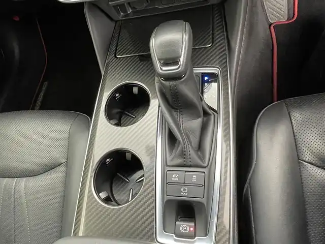 トヨタ クラウン ハイブリッド RS 熊本県 2020(令2)年 6万km ホワイトパールクリスタルシャイン 禁煙車　/純正ナビ（ＣＤ・ＤＶＤ・フルセグ・ＢＴ・ＳＤ・ＵＳＢ）/バックカメラ　/社外前後ドライブレコーダー（DC-DR651）　/ビルトインＥＴＣ　/前後クリアランスソナー　/レーダークルーズコントロール　/トヨタセーフティーセンス/・プリクラッシュセーフティ/・ブラインドスポットモニター/・フロントクロストラフィックアラート/・車線逸脱警報/・レーダークルーズコントロール/横滑り防止/前席シートヒーター/前席エアーシート/前席パワーシート/パワーバックドア/純正フロアマット/純正１８インチAW/オートライト/オートマチックハイビーム/LEDヘッドライト/スマートキー/プッシュスタート