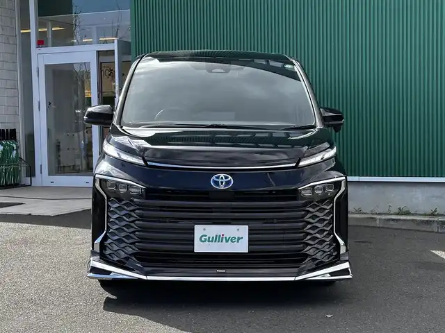 トヨタ ヴォクシー ハイブリッド S－Z 宮城県 2023(令5)年 2.7万km アティチュードブラックマイカ ディスプレイオーディオプラス/・コネクティッドナビ対応10.5インチディスプレイオーディオ/・車載メモリーナビ/・CD/DVD/・地デジTV/・USB/HDMI/・AppleCarPlay/AndroidAuto/・ETC2.0/プロジェクター式LEDヘッドランプ/デイライト/アダプティブハイビームシステム/ユニバーサルステップ/＝＝＝/モデリスタエアロ（F/S/R）/セーフティセンス/・プリクラッシュセーフティ/・レーントレーシングアシスト/・レーンディパーチャーアラート/・レーダークルーズコントロール/・オートマチックハイビーム/・ロードサインアシスト/・ドライバー異常時対応システム/・プロアクティブドライビングアシスト/・発進遅れ告知機能/パーキングサポートブレーキ（前後方静止物）/ドライブレコーダー/AC100V/1500Wアクセサリーコンセント/両側パワースライドドア/ハーフレザーシート/シートヒーター/電動パーキングブレーキ/ブレーキホールド/スマートキー＆プッシュスタート/電動格納ミラー/純正17インチAW/フロアマット/ドアバイザー/W/サイド/カーテンエアバッグ