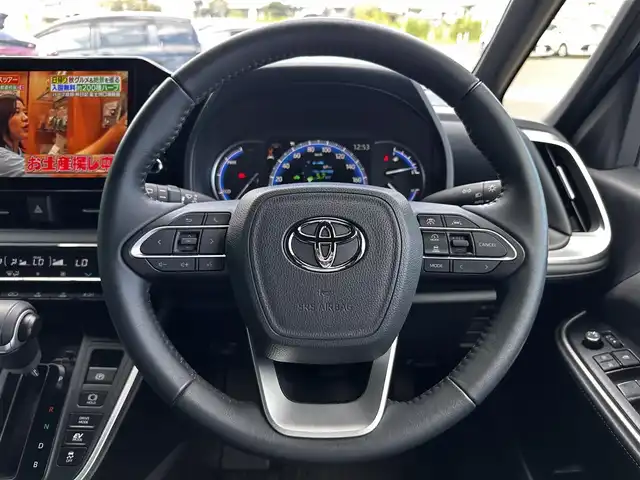トヨタ ヴォクシー ハイブリッド S－Z 宮城県 2023(令5)年 2.7万km アティチュードブラックマイカ ディスプレイオーディオプラス/・コネクティッドナビ対応10.5インチディスプレイオーディオ/・車載メモリーナビ/・CD/DVD/・地デジTV/・USB/HDMI/・AppleCarPlay/AndroidAuto/・ETC2.0/プロジェクター式LEDヘッドランプ/デイライト/アダプティブハイビームシステム/ユニバーサルステップ/＝＝＝/モデリスタエアロ（F/S/R）/セーフティセンス/・プリクラッシュセーフティ/・レーントレーシングアシスト/・レーンディパーチャーアラート/・レーダークルーズコントロール/・オートマチックハイビーム/・ロードサインアシスト/・ドライバー異常時対応システム/・プロアクティブドライビングアシスト/・発進遅れ告知機能/パーキングサポートブレーキ（前後方静止物）/ドライブレコーダー/AC100V/1500Wアクセサリーコンセント/両側パワースライドドア/ハーフレザーシート/シートヒーター/電動パーキングブレーキ/ブレーキホールド/スマートキー＆プッシュスタート/電動格納ミラー/純正17インチAW/フロアマット/ドアバイザー/W/サイド/カーテンエアバッグ