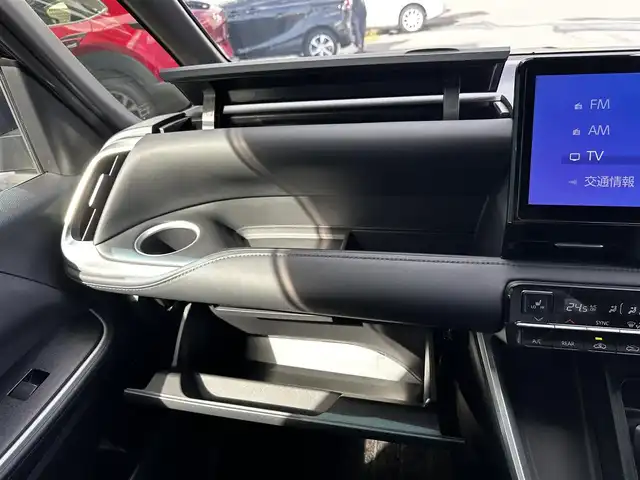 トヨタ ヴォクシー ハイブリッド S－Z 宮城県 2023(令5)年 2.7万km アティチュードブラックマイカ ディスプレイオーディオプラス/・コネクティッドナビ対応10.5インチディスプレイオーディオ/・車載メモリーナビ/・CD/DVD/・地デジTV/・USB/HDMI/・AppleCarPlay/AndroidAuto/・ETC2.0/プロジェクター式LEDヘッドランプ/デイライト/アダプティブハイビームシステム/ユニバーサルステップ/＝＝＝/モデリスタエアロ（F/S/R）/セーフティセンス/・プリクラッシュセーフティ/・レーントレーシングアシスト/・レーンディパーチャーアラート/・レーダークルーズコントロール/・オートマチックハイビーム/・ロードサインアシスト/・ドライバー異常時対応システム/・プロアクティブドライビングアシスト/・発進遅れ告知機能/パーキングサポートブレーキ（前後方静止物）/ドライブレコーダー/AC100V/1500Wアクセサリーコンセント/両側パワースライドドア/ハーフレザーシート/シートヒーター/電動パーキングブレーキ/ブレーキホールド/スマートキー＆プッシュスタート/電動格納ミラー/純正17インチAW/フロアマット/ドアバイザー/W/サイド/カーテンエアバッグ