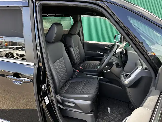 トヨタ ヴォクシー ハイブリッド S－Z 宮城県 2023(令5)年 2.7万km アティチュードブラックマイカ ディスプレイオーディオプラス/・コネクティッドナビ対応10.5インチディスプレイオーディオ/・車載メモリーナビ/・CD/DVD/・地デジTV/・USB/HDMI/・AppleCarPlay/AndroidAuto/・ETC2.0/プロジェクター式LEDヘッドランプ/デイライト/アダプティブハイビームシステム/ユニバーサルステップ/＝＝＝/モデリスタエアロ（F/S/R）/セーフティセンス/・プリクラッシュセーフティ/・レーントレーシングアシスト/・レーンディパーチャーアラート/・レーダークルーズコントロール/・オートマチックハイビーム/・ロードサインアシスト/・ドライバー異常時対応システム/・プロアクティブドライビングアシスト/・発進遅れ告知機能/パーキングサポートブレーキ（前後方静止物）/ドライブレコーダー/AC100V/1500Wアクセサリーコンセント/両側パワースライドドア/ハーフレザーシート/シートヒーター/電動パーキングブレーキ/ブレーキホールド/スマートキー＆プッシュスタート/電動格納ミラー/純正17インチAW/フロアマット/ドアバイザー/W/サイド/カーテンエアバッグ