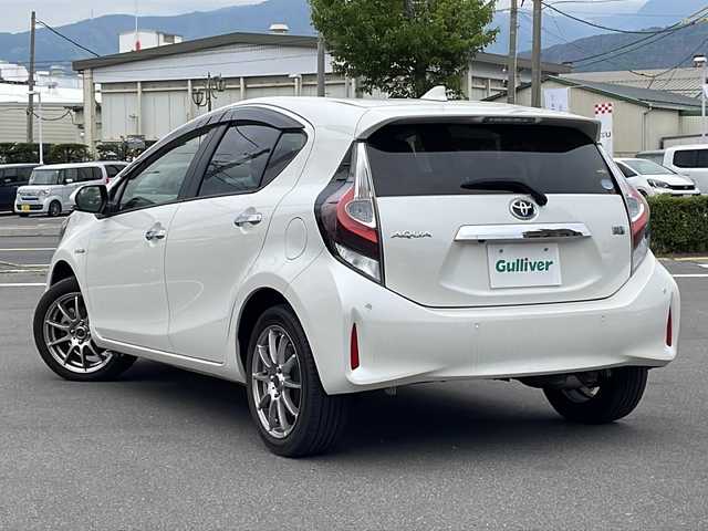 トヨタ アクア S スタイルブラック 長野県 2020(令2)年 6.7万km ホワイトパールクリスタルシャイン 衝突軽減ブレーキ/純正７インチＳＤナビ/バックカメラ/ＥＴＣ/純正フロアマット/社外アルミホイール/オートライト/オートハイビーム/プッシュスタート/スマートキー/スペアキー１本